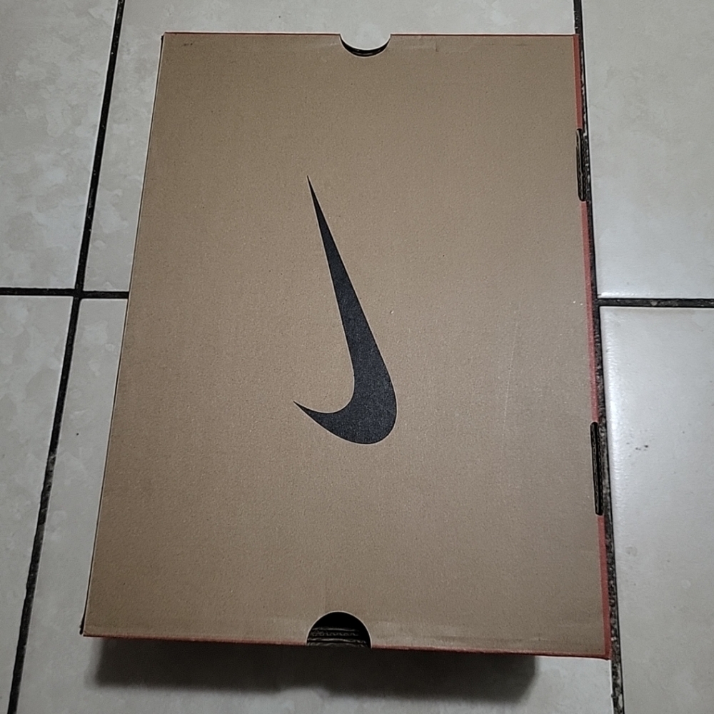 Empty Shoe Box - Picture 4 of 5
